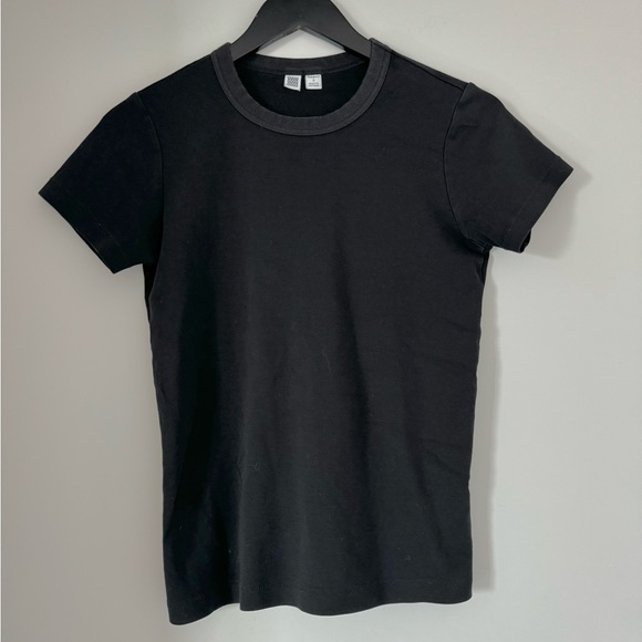Uniqlo Black Short Sleeve Tee - Picture 3 of 4